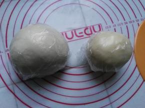 将油皮材料混合好，油酥材料混合好，每个都用保鲜膜包住，醒15分钟