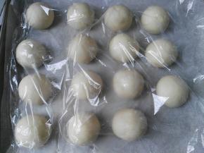 油皮包住油酥（包好，不要漏）