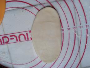 取一面团，擀开