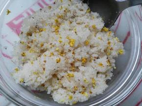 75克砂糖加适量桂花、蜂蜜拌匀