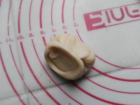 拿出一个醒好的皮，头尾都往中间叠一下