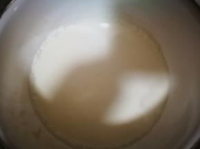 淡奶油和水怡在炉子上烧开到沸腾