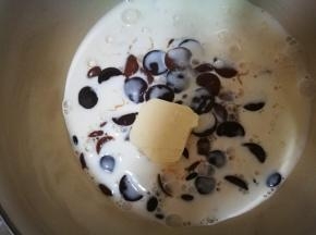 划圈倒入巧克力中，加入黄油，稍微搅拌下，盖盖子放置1分钟