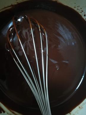 用蛋抽搅匀，现在天冷，如果巧克力和黄油没有完全融化，就隔60度热水彻底搅拌融化