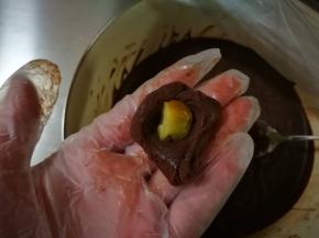 室温凝固，我这里室温17度左右，注意状态，可以戳动，准备搓圆，里面包上板栗，也可以不包，都好吃