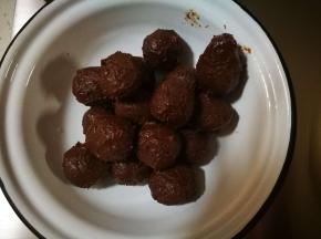 手温会让巧克力不光滑，不要紧，放入冰箱，让它凝固