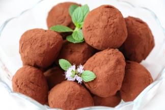 放入冰箱冷藏，吃的时候，拿出来回温1个小时，口感更好哦！生巧克力注意温度，不能太高，会融化，10--15度保存，放入冰箱最方便