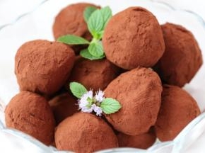 放入冰箱冷藏，吃的时候，拿出来回温1个小时，口感更好哦！生巧克力注意温度，不能太高，会融化，10--15度保存，放入冰箱最方便