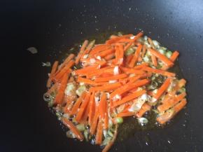 下胡萝卜，炒一会