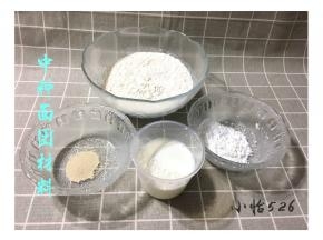 配齐中种面团所需材料