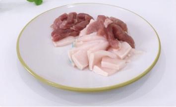 买回来的猪肉洗净切成小块