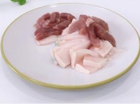 买回来的猪肉洗净切成小块