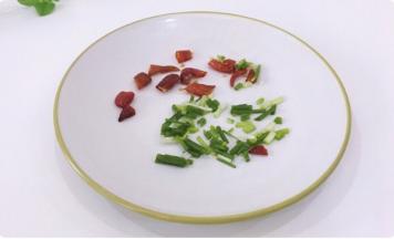 将红尖椒洗净切成段，香葱洗净切段，将红辣椒洗净切大丝