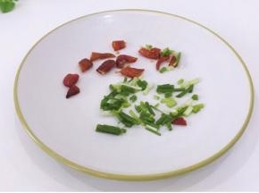 将红尖椒洗净切成段，香葱洗净切段，将红辣椒洗净切大丝