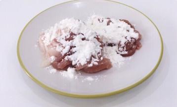 将生粉撒猪肉上，抓均匀