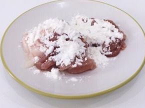 将生粉撒猪肉上，抓均匀
