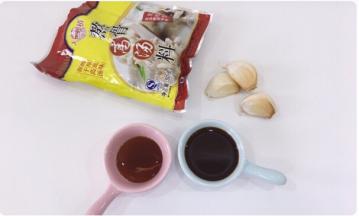 将大蒜，蚝油，生抽，熬骨高汤准备好
