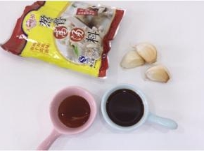 将大蒜，蚝油，生抽，熬骨高汤准备好