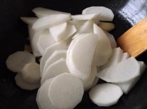 将白萝卜放入锅中翻炒片刻