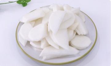 将白萝卜去皮洗净切成厚片