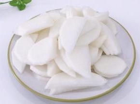 将白萝卜去皮洗净切成厚片