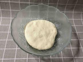 酵母水倒入中种面粉中揉成面团，这里只要揉成团就可以，不一定要很光滑。