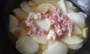 加入300ml水再将瘦肉放入锅中