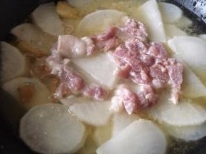 加入300ml水再将瘦肉放入锅中