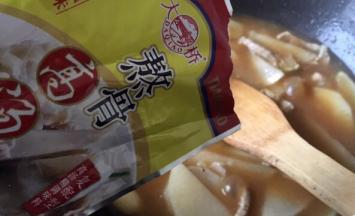 再加入适量的熬骨高汤，加入一勺自制豆瓣酱，大火开始收汁撒上红辣椒，不断翻炒收汁即可。