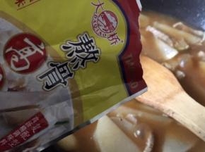 再加入适量的熬骨高汤，加入一勺自制豆瓣酱，大火开始收汁撒上红辣椒，不断翻炒收汁即可。