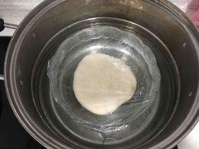 中种面团放温水盆里发酵至原来的2-3倍大。因为我和面时间较晚，所以室温发酵三小时后便放入冰箱冷藏过夜，第二天早上九点多钟开始制作。