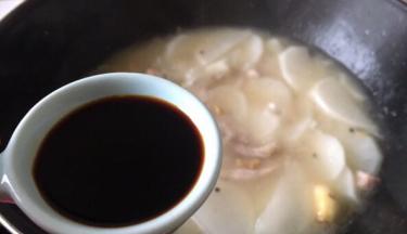 大火烧开后转中火放入生抽，蚝油