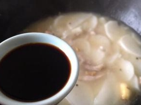 大火烧开后转中火放入生抽，蚝油