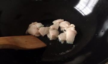 锅里放少许油，将肥点的猪肉放入锅中