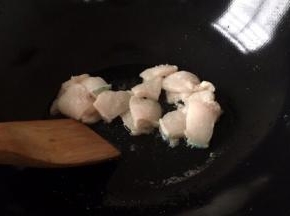 锅里放少许油，将肥点的猪肉放入锅中
