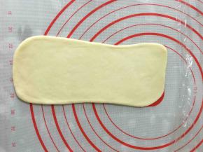 收口朝下，再次擀成片状