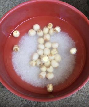 首先把莲子、大米洗净，然后浸泡半小时