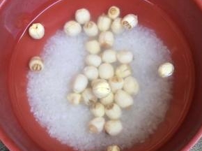 首先把莲子、大米洗净，然后浸泡半小时