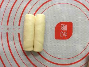 从左右两边向中间卷起。