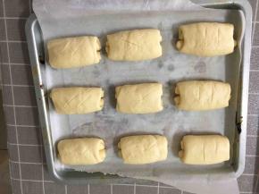 依次做好放入烤盘中，并用锋利的刀在面团表面画出自己想要的图案