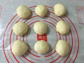 将面团分成大小均匀的九个小面团。
