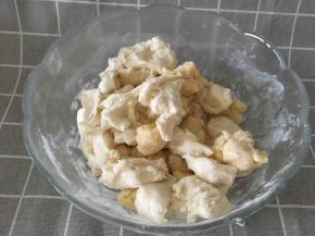 将中种面团撕成小块与主面团混合揉成面团，面团揉成光滑状态加入黄油