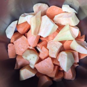 把红薯去皮洗净后切成小块（我家里刚好没红色蕃薯了，所以用的白色的。只要是蕃薯即可）