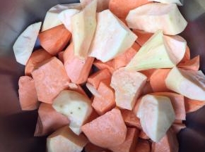 把红薯去皮洗净后切成小块（我家里刚好没红色蕃薯了，所以用的白色的。只要是蕃薯即可）