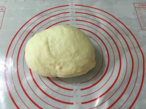 混合后揉匀的面团