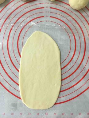 取一块小面团擀成牛舌状。