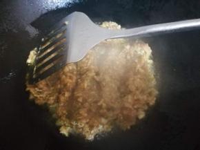锅烧热，放入油，肉馅里有姜，有大葱，所以没有另外给姜蒜末，倒入肉末