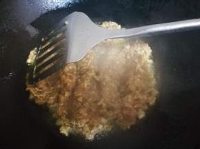 锅烧热，放入油，肉馅里有姜，有大葱，所以没有另外给姜蒜末，倒入肉末