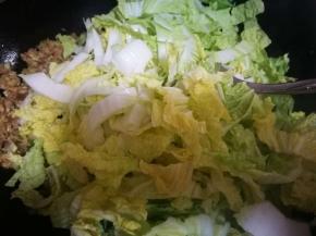 翻炒到肉沫变色，倒入大白菜