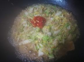 加入适量盐，剁椒，翻炒均匀起锅